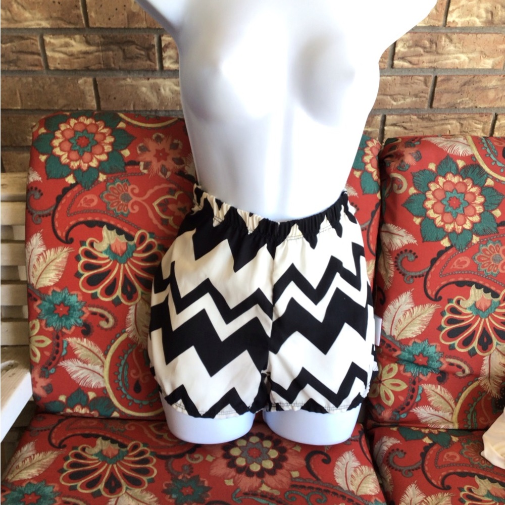 Black and White Chevron Print Shorts Sz S